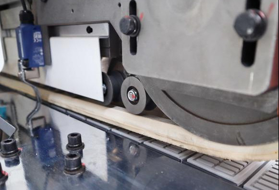 High-End-Panels nahtlose intelligente Laser Edge Banding-Maschine